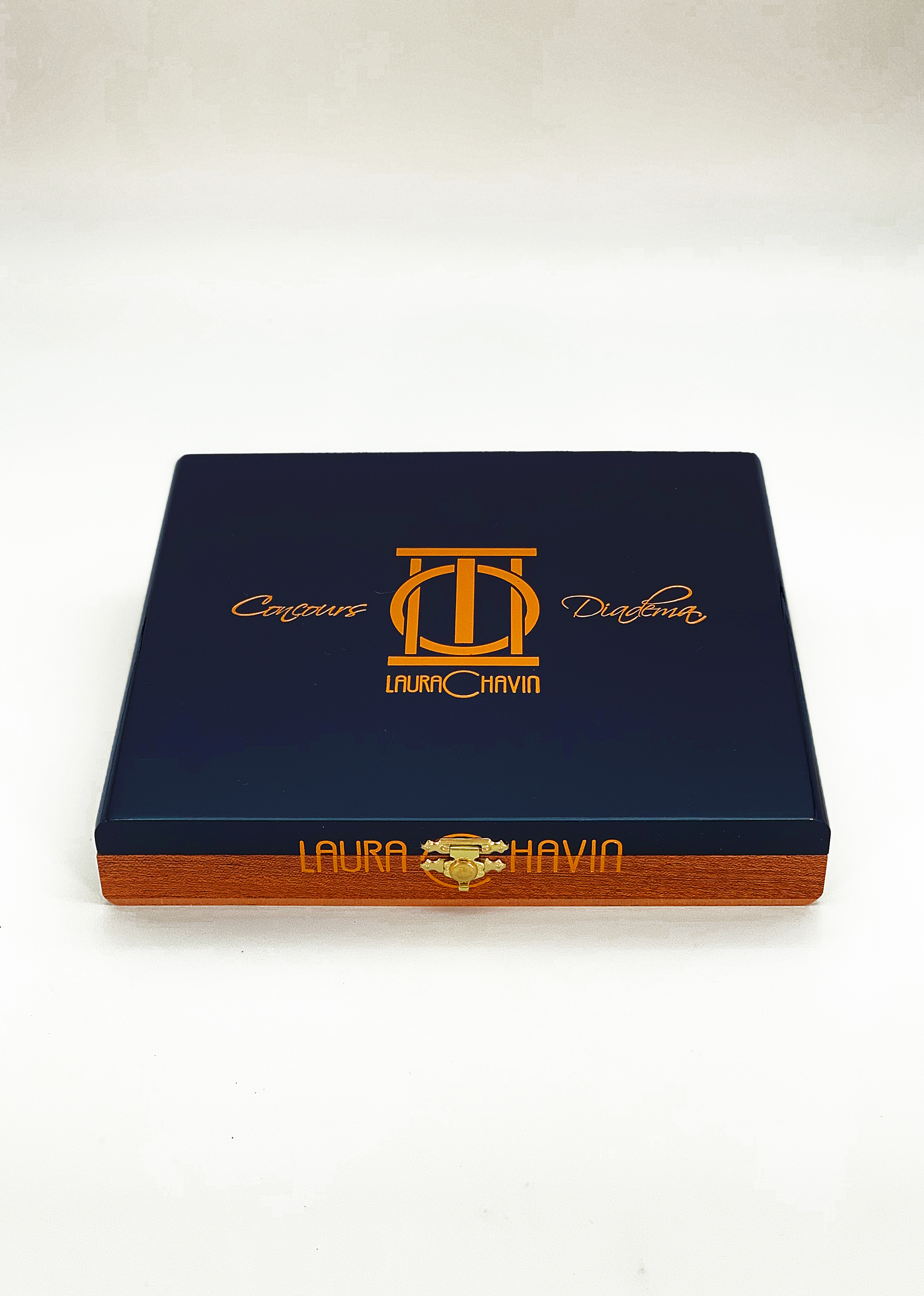 Laura Chavin Concours Diadema in wooden box of 10