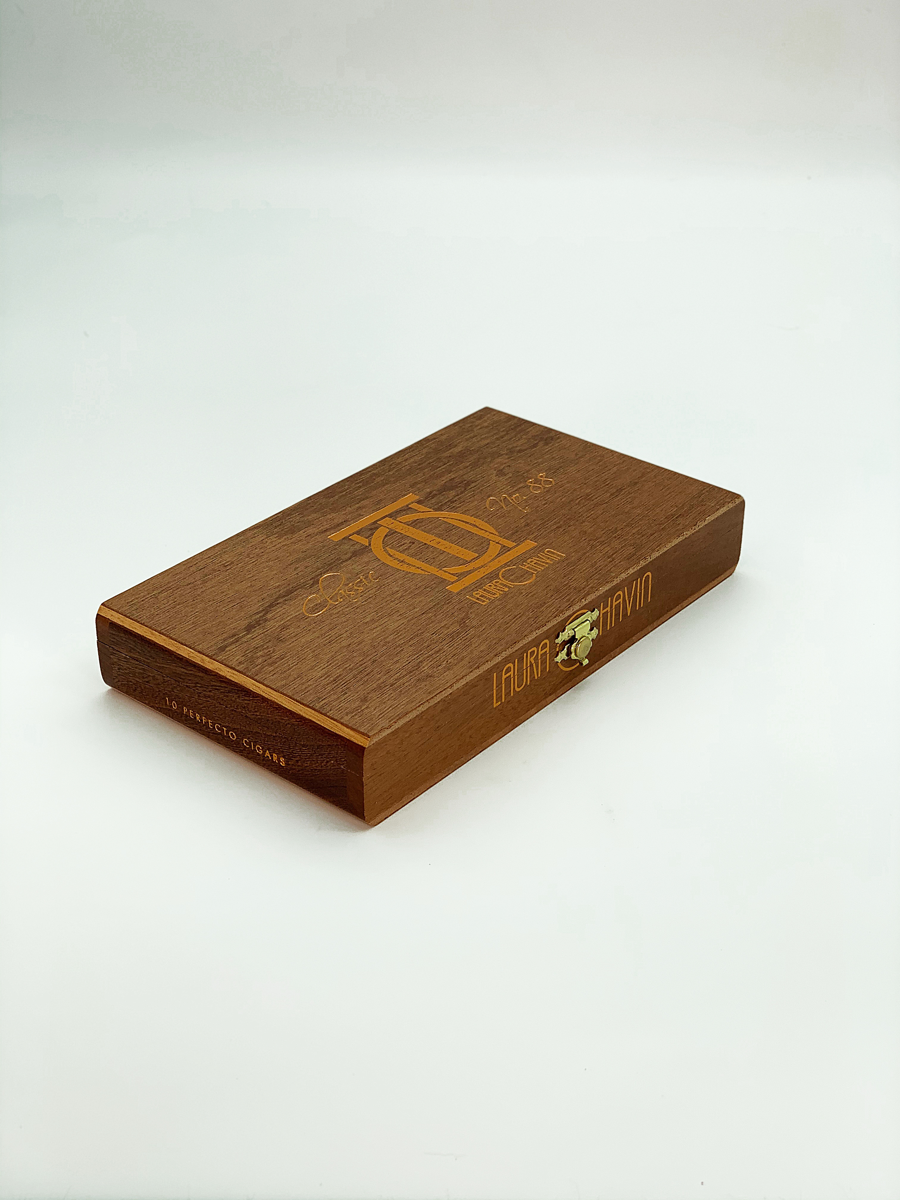 Laura Chavin Classic No. 88 Perfecto in the noble wooden box